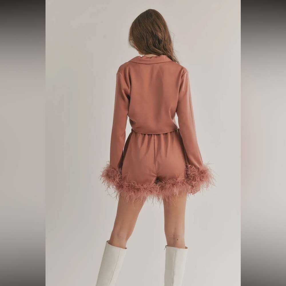 🆕🤍SATIN CROP TOP WITH SHORTS WITH FEATHERS - Picture 7 of 7